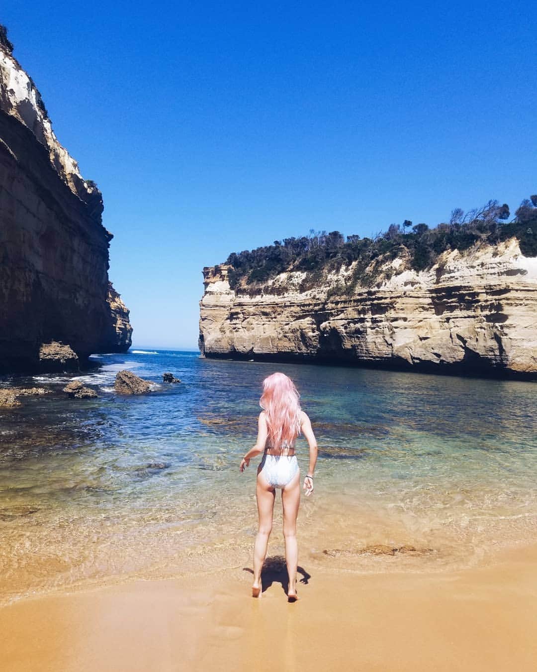 のインスタグラム：「Welcome  2020🌍🎉💖 あけましておめでとうございます！🌈今年はね、やりたい事がわりとはっきりしてて、去年のパワーを全部出し切ってまた挑戦していきたいなと思います😃今はその為にやらなきゃいけない事が明確にあって日々向き合ってる所で、とてもいい時間を過ごしてます💭今年も沢山いい出会いがあるといいな～💓(今年はもっと友達が欲しいです)2020年皆さんの幸せと健康を祈ってます！1.1.2020 #いい加減に生きる #ノーストレスライフ #センスの吸収 #友達欲しい #2020  #happynewyear #beachstyle #travellers #bikini #pinkhair #fitbody #beachlife #training #fitgirl #bluesky #awesomeday #trip #apieceofcake」