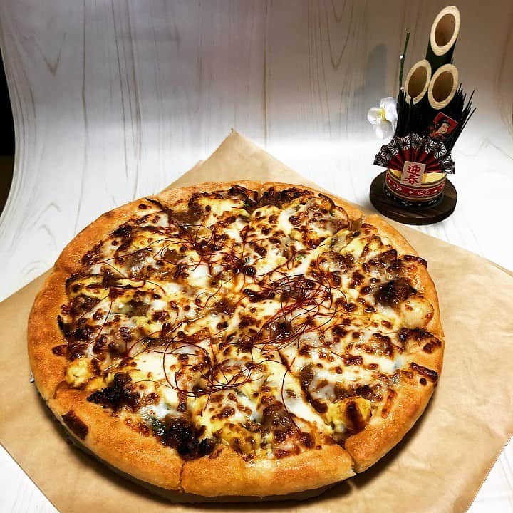 ピザハットさんのインスタグラム写真 - (ピザハットInstagram)「(ﾉ´∀`)ﾉ★*Happy new year*★ヽ(´∀`ヽ) * 皆さ〜んお正月は楽しく過ごしていますか？今年もピザを食べて盛り上がりましょう☆ 2020年も #ピザハット 公式アカウントをよろしくお願いします♪ * * * #pizzahut #ピザ #pizza #ぴざ #ピッツァ #ピザパーティー #ピザパ #2020年 #よろしく #新年 #あけましておめでとう」1月1日 12時03分 - pizza_hut_japan