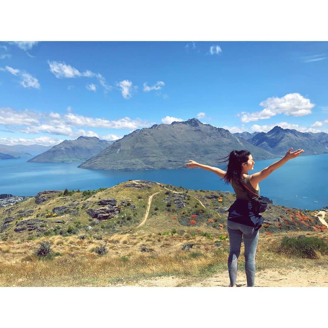 福山智可子のインスタグラム：「Letting go 2019 in style for a brilliant and amazing 2020. 明けましておめでとうございます。今年は素敵なご縁でこんな素晴らしい場所で素晴らしい人たちと年を越すことが出来ました😀 今年も皆さまよろしくお願いします♡ 皆様にとっても素敵な年になりますように♡ . #2020 #whenstarmeetsmoon」
