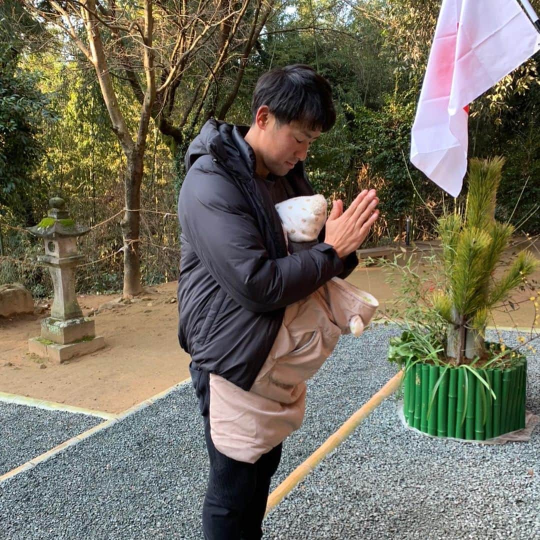 のインスタグラム：「新年明けましておめでとうございます。 今年もよろしくお願いします。  家族3人大吉！ 良い一年になりそうです！」