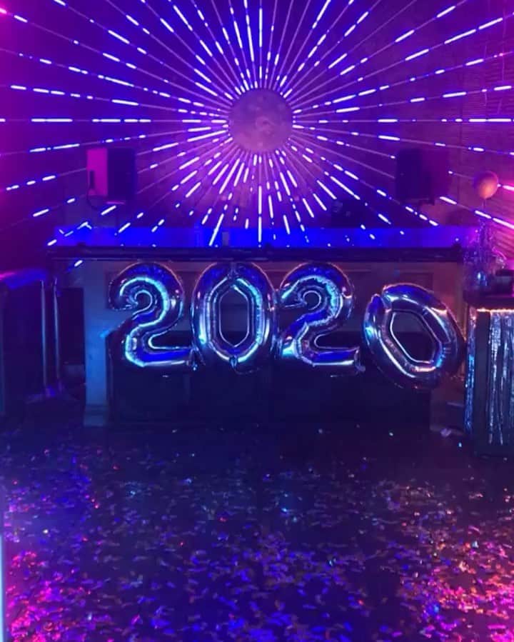 カーター・スミスのインスタグラム：「Hope your New Years Eve ends up better than it did for the MIDNIGHT KISS group. 🎉🌈🥂🔪2️⃣0️⃣2️⃣0️⃣🎉🌈🥂🔪 #midnightkiss #psychopathbottom.」