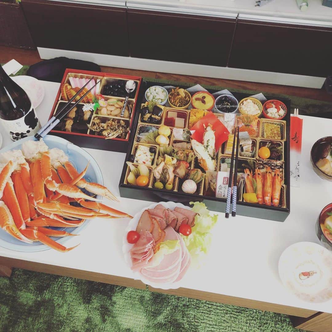 三上市朗のインスタグラム：「#お正月の現場から 朝10時頃からスタートして、順調にダラダラと呑んで食ってしております。」