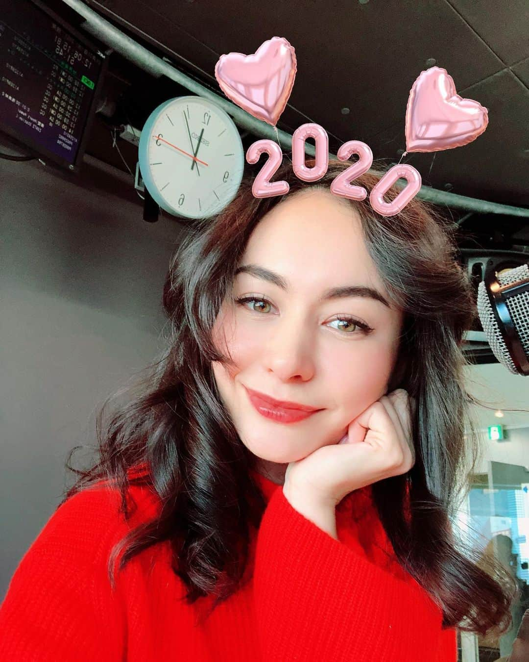 シャウラさんのインスタグラム写真 - (シャウラInstagram)「2020!!!!! Starting the year off with a live show on Interfm89.7! あけましておめでとうございます！！ さあ元日から生放送！ #2020 #radio #dj」1月1日 12時27分 - shaula_vogue