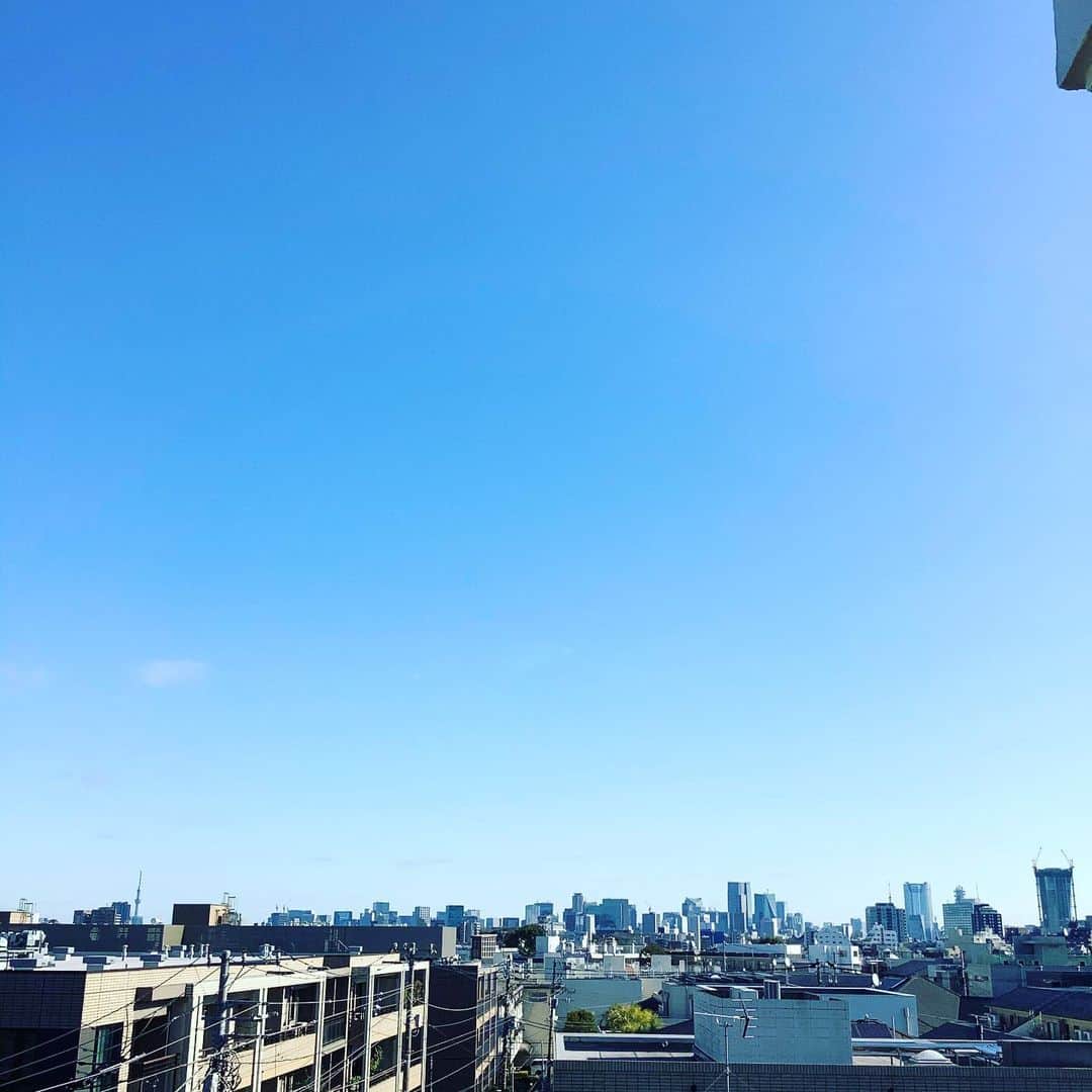 丸山敬太さんのインスタグラム写真 - (丸山敬太Instagram)「明けましておめでとうございます  お正月は晴れの日のイメージしかない  東京生まれなので東京のお正月しか知らないのだけれど、故郷で過ごすお正月がうらやましかったこともあったり。どこかさびしい気持ちも、うれしい気持ちも、澄み切った空気と一緒に吸い込んで、今年も良い年になるようにと。  とりあえず今日は実家に。  明日からはのんびり東京のお正月を楽しもうと思います。  皆様今年もよろしくね！」1月1日 12時27分 - keitamaruyama