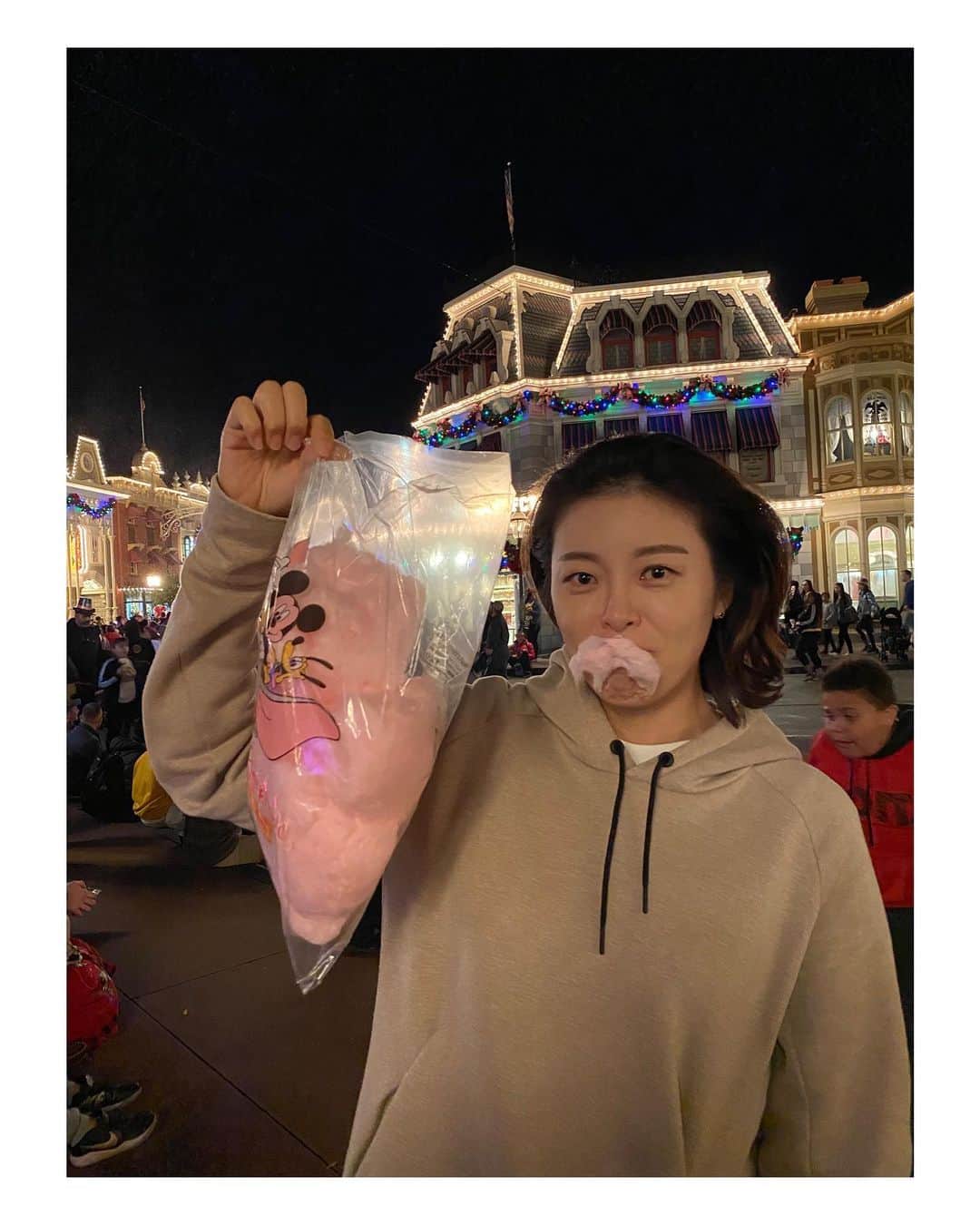 ハー・ミジョンのインスタグラム：「여러분 2020년엔 더 많이 웃으시고 건강하세요🤩  복도 많이많이 받으세요!!🧧 저는 미국이라 2시간 뒤에 새해를 맞이합니다😆  Happy New Year from Disney World🎊  #florida #orlando #disneyworld #disneymagickingdom #happynewyear」