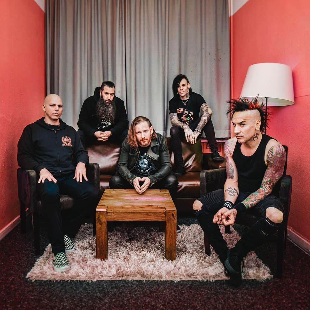 Stone Sourさんのインスタグラム写真 - (Stone SourInstagram)「Thank you to our fans worldwide for making this year amazing, and for your incredible support of our live record release. We love you all! Happy New Year.」1月1日 12時23分 - stonesour