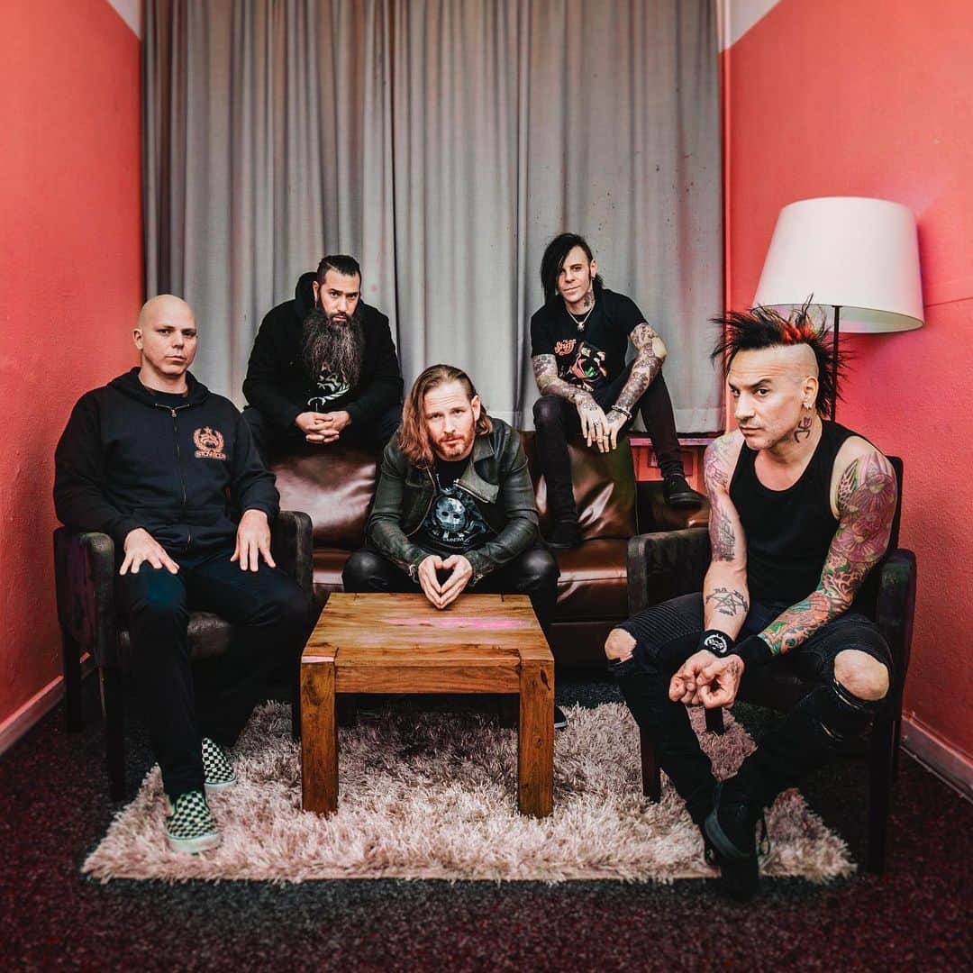 Stone Sourのインスタグラム：「Thank you to our fans worldwide for making this year amazing, and for your incredible support of our live record release. We love you all! Happy New Year.」