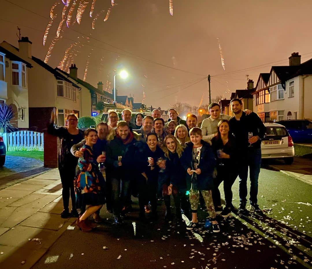 スペンサー・ロックのインスタグラム：「LOVE THESE PEOPLE 🥳💛 HAPPY NEW YEAR!!!!! #scousers #americans #family」