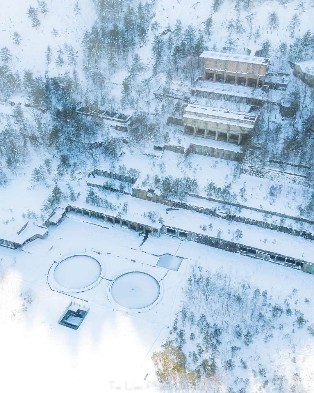 啝 （わ）のインスタグラム：「Winterreise 𓆲 𓆲 𓆲 #droneoftheday #djimavicpro #djiglobal #drone #dronephotography #dronestagram #dji #topdronephotos #fromwhereidrone #wedroneasia #droneosoar #skyhilife  #japan_urbex #JJ_URBEX #jp_gallery #kf_urbandonedmasks #KINGS_ABANDONED #m3xtures #Meistershots #moodygrams #nature_takes_over #natures_reclaim #pr0ject_uno #rsa_preciousjunk #savethedecay」