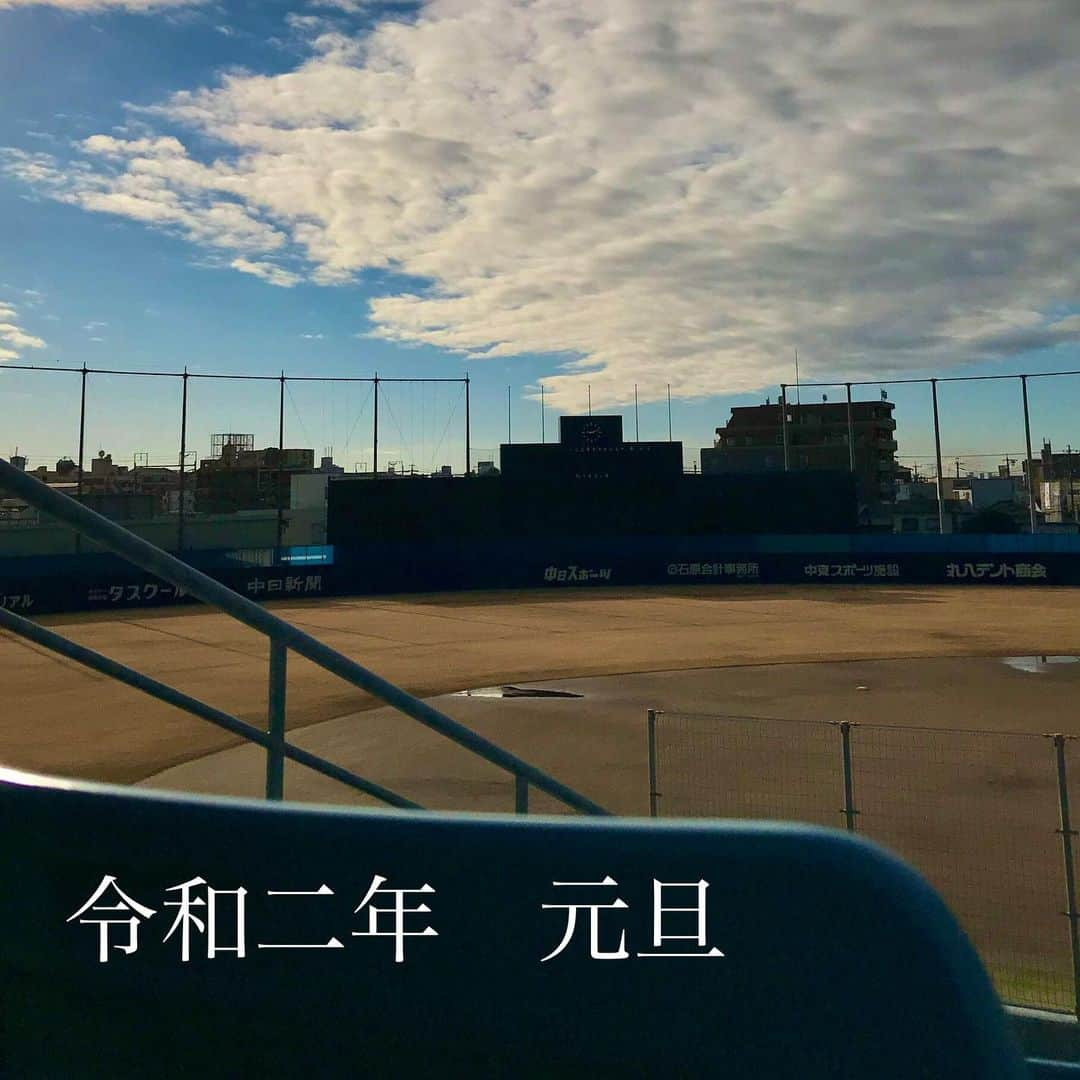 福谷浩司のインスタグラム：「あけましておめでとうございます🎍 今年もよろしくお願いします！ 8度目の球場神社⛩  #ナゴヤ球場 #参拝」