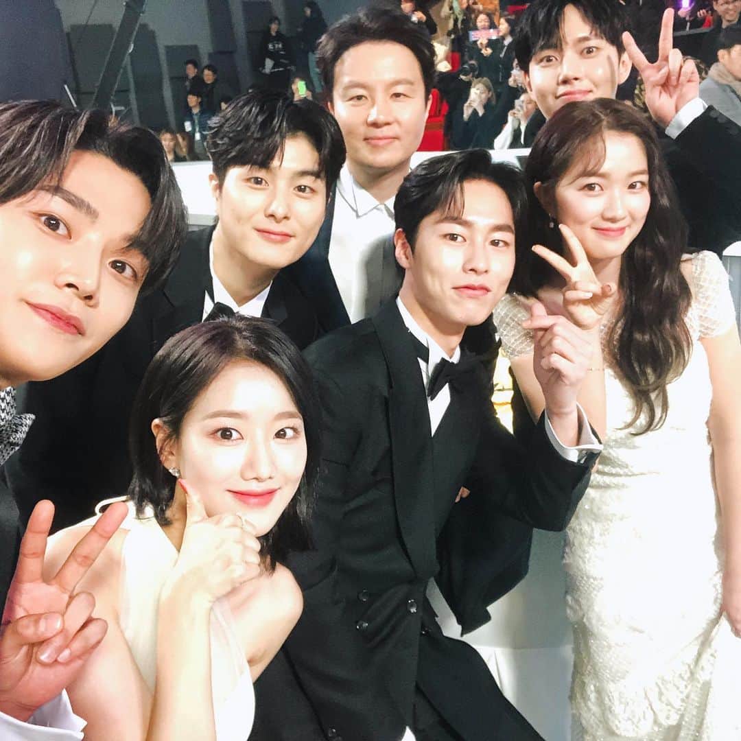 のインスタグラム：「여러분들 덕분에 #어쩌다발견한하루 가 2019 최고의 드라마로 남을 수 있었습니다💕 모두들 새해에 바라시는 모든 일들 꼭 이루시길 바라며, 새해 복 많이 받으세요!!!!! 올 해 더욱 더 좋은 모습으로 보답드릴게요🥰」