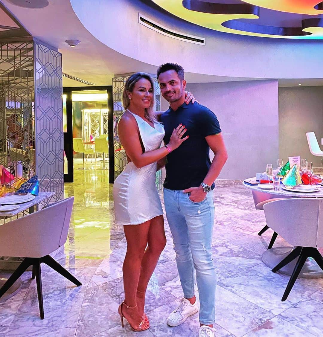 アレッサンドロ・ローザ・ヴィエイラのインスタグラム：「Que a nossa energia possa chegar a todos vocês! Feliz 2020 pra TODOS ❤️❤️✅ @lilifariav」