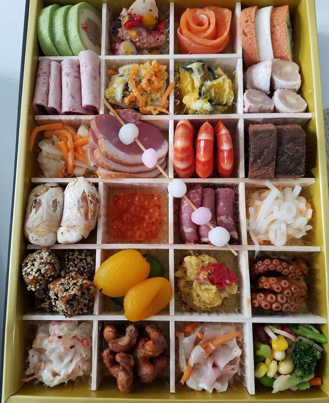 勝田一樹のインスタグラム：「2020年　明けましおめでとうございます✨  今年も宜しくです✴️ 今年は2年ぶりのディメンションニューアルバムリリースもありますよ🎵  4月頃リリース予定❗ 5月にはツアーもありますよー☀️ 楽しみ‼️」