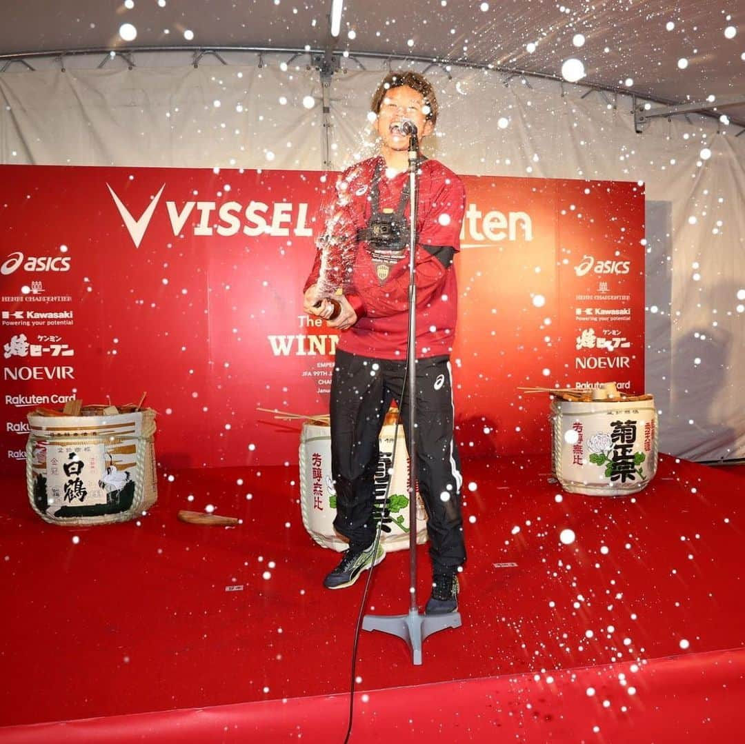 ヴィッセル神戸さんのインスタグラム写真 - (ヴィッセル神戸Instagram)「ビールかけで祝勝会！🍻 Beer showers for everyone! 🍻 .  #vissel #visselkobe #ヴィッセル神戸 #WeAreKobe #一致団結 #Kobe #神戸 #天皇杯 #決勝 #優勝 #Champions」1月1日 23時49分 - visselkobe