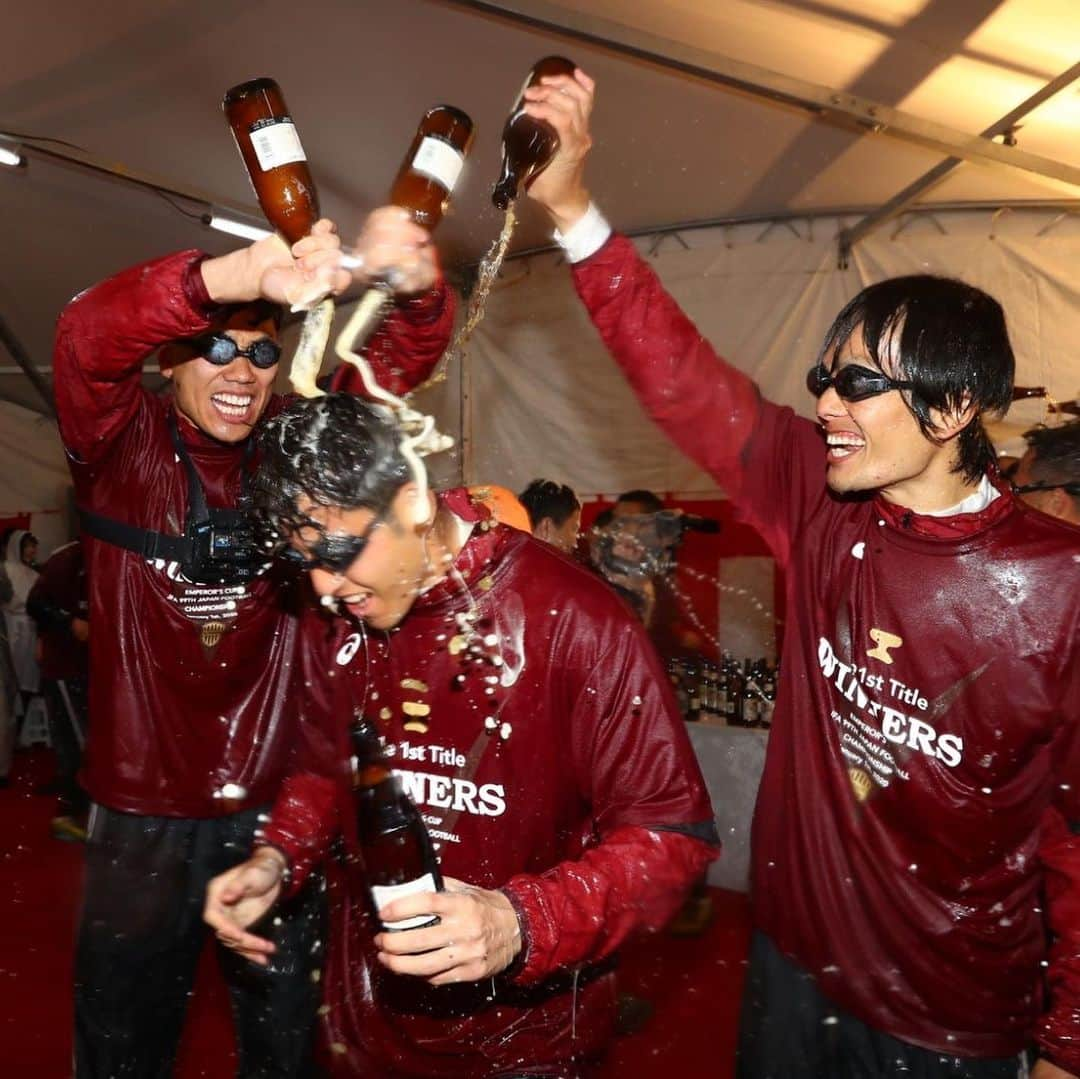 ヴィッセル神戸さんのインスタグラム写真 - (ヴィッセル神戸Instagram)「ビールかけで祝勝会！🍻 Beer showers for everyone! 🍻 .  #vissel #visselkobe #ヴィッセル神戸 #WeAreKobe #一致団結 #Kobe #神戸 #天皇杯 #決勝 #優勝 #Champions」1月1日 23時49分 - visselkobe