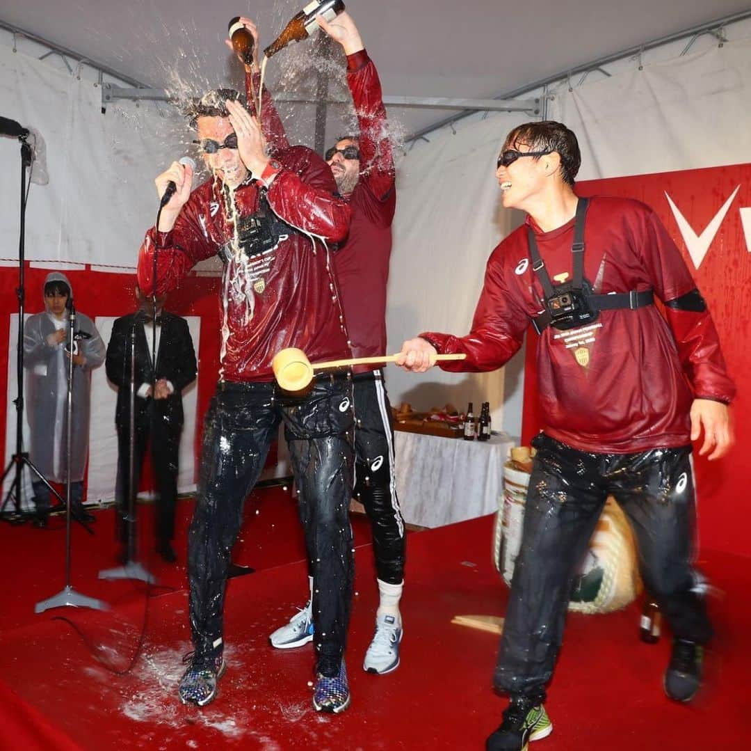 ヴィッセル神戸さんのインスタグラム写真 - (ヴィッセル神戸Instagram)「ビールかけで祝勝会！🍻 Beer showers for everyone! 🍻 .  #vissel #visselkobe #ヴィッセル神戸 #WeAreKobe #一致団結 #Kobe #神戸 #天皇杯 #決勝 #優勝 #Champions」1月1日 23時49分 - visselkobe