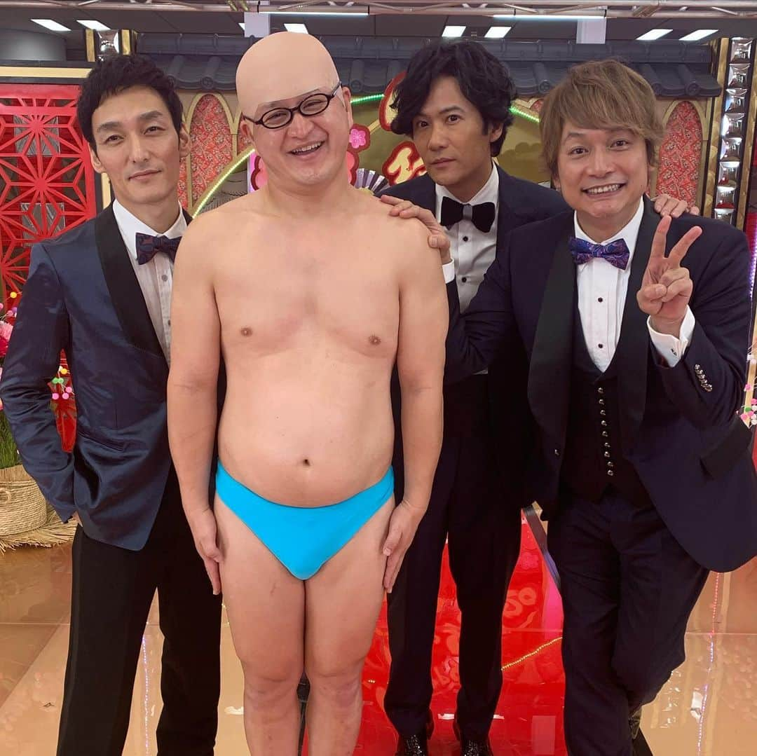 福島善成さんのインスタグラム写真 - (福島善成Instagram)「どうも『市民プールいる女子の直ぐ後ろを泳ぐ人』です🏊‍♂️【ななにー】元旦SP御視聴ありがとうございました😊 凄い豪華メンバーの中に入れていただきました！ゲッターズ飯田さんの占いのコーナーで第15位でした❤️今年は順調に復調し2021年に爆発するそうです💥やったね💘 ロケットスタート🚀だぜ💛  #ななにー #新しい地図 #稲垣吾郎　様 #草彅剛　様 #香取慎吾　様か #ロケットスタート」1月1日 23時49分 - fukushimayoshinari