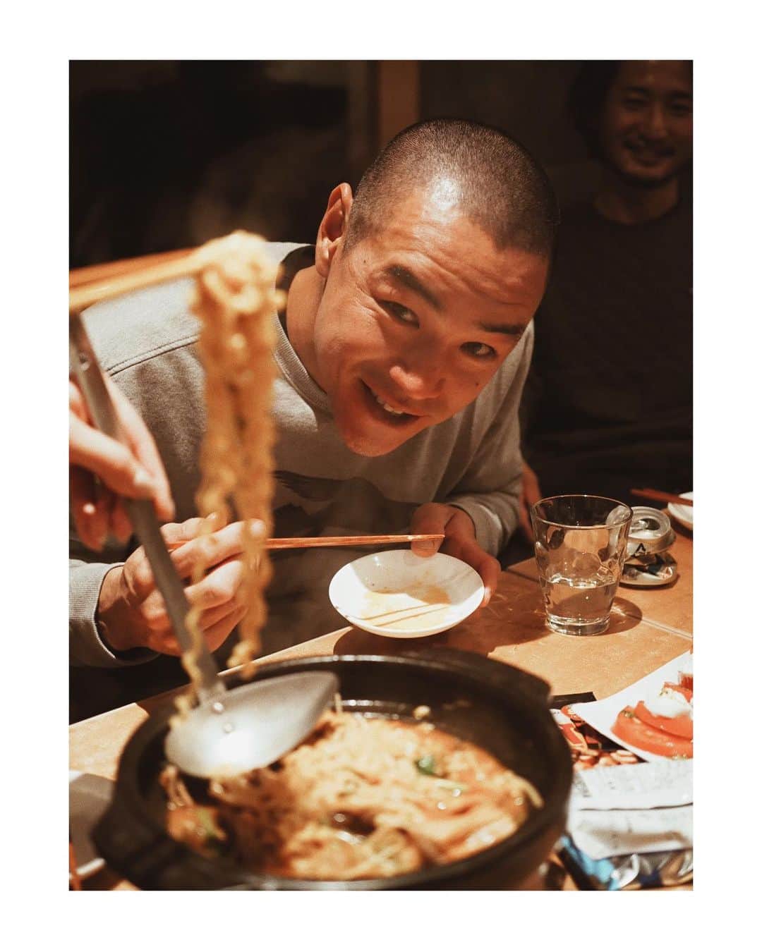花楓さんのインスタグラム写真 - (花楓Instagram)「日本酒を水のようにぐびぐび呑む方。 この方が @kanusuba.zamami のオーナーのヤッチくん。 いつ見ても太陽みたいな人だ☀️ 本当は一緒にしこたま呑みたかったのに残念。 またリベンジ致しまする⛴🌊☀️🍶 @zamami_drifter 次は必ず🍻🍶🔥 @zamami.drifter.soohei くん、坊の相手をありがとう👦🏻✨ @kanusuba.zamami」1月1日 23時42分 - _caede_
