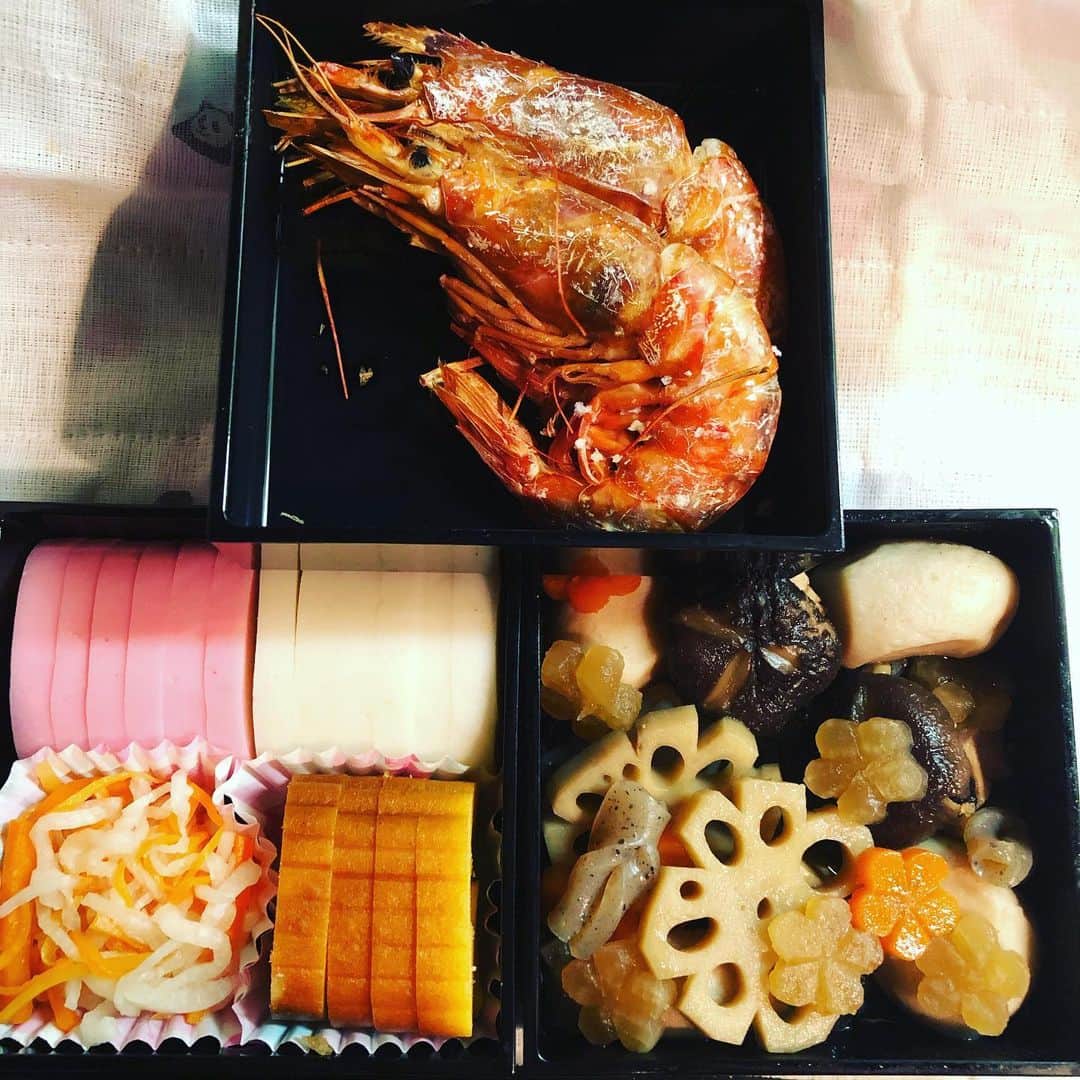 のインスタグラム：「おぉー想像通りピッタリにおさまった！紅白かまぼこ以外は手作りです。なます、伊達巻、お煮しめ、あの…毎年毎年高騰してる絹さやは今年も高騰中でやめてしまった…人参大根れんこん飾りして我ながら満足です。 #av #風俗嬢 #41歳 #熟女 #新しい #お重箱 #お節料理 #手作り」