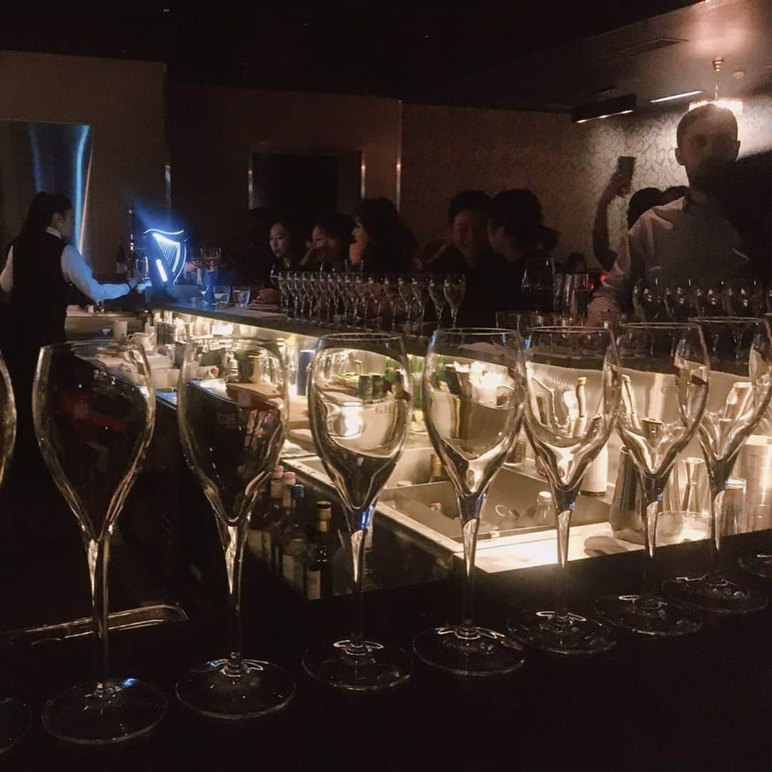 mautyanさんのインスタグラム写真 - (mautyanInstagram)「新年明けましておめでとうございます🍾 始めて３人でカウントダウンを出来て幸せな一年の始まりでした❤️ #新年 #2020 #恵比寿 #六本木 #r2 #年越し #enjoy #bff #大晦日 #元旦 #newyearday #citygirls #初めて #中国メイク #instcool」1月1日 22時16分 - mautyan