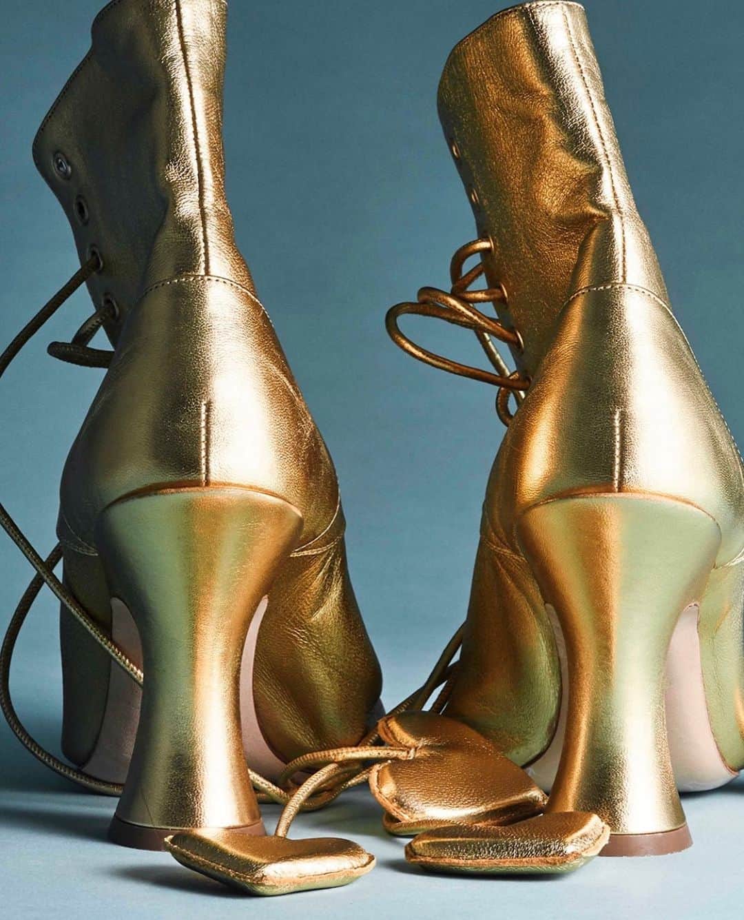ランバンのインスタグラム：「Glowing tribute to the shoes you partied all night with. #HappyNewYear from #Lanvin #LanvinHOLIDAYS」