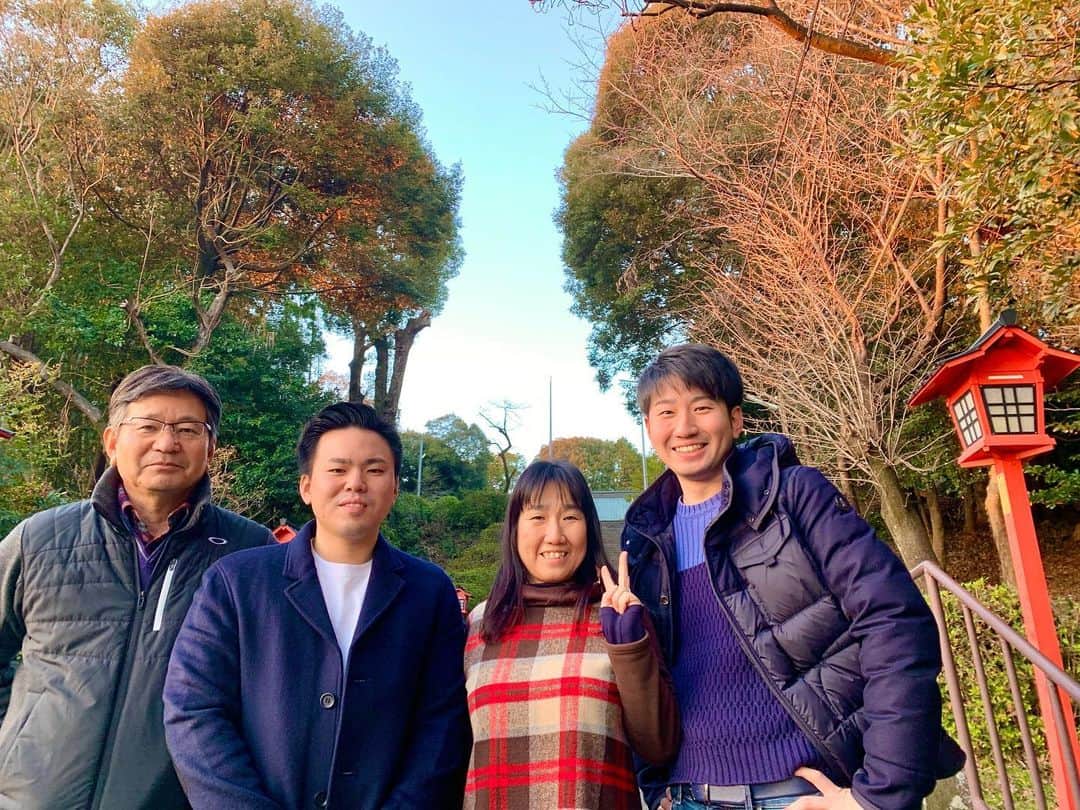 福田太郎のインスタグラム：「あけました2020☀️ 新年おめでとうございます！ 皆さんにとって、健やかで 沢山笑える一年になりますように😄  さてさて、 年越しは、久しぶりに九州の実家で。 家族と過ごす時間は、やっぱり大切です。  いつも遠くから応援してくれている、 野球が大好きな父、顔のよく似た母、 とびっきりイイヤツな弟に感謝しながら 兄はまた、北の大地でがんばるのです✈️ ⠀  2020年　結ぶ！ ✈︎東京オリンピック（マラソン札幌開催！） ✈︎イチモニ！（土曜の朝をもっと楽しく！） ✈︎スポーツ中継（実況、リポ、ヒロイン！） 毎日の仕事、新しい仕事、なんでも全力で！  #あけましておめでとう #あけおめ #🐭 #ことしもよろしく #ことよろ #2020 #HTB #イチモニ！#アナウンサー #福田太郎 #九州 #佐賀 #鳥栖 #東京 #北海道 #札幌 #myhome #family #九州男児 #tarofukuda」