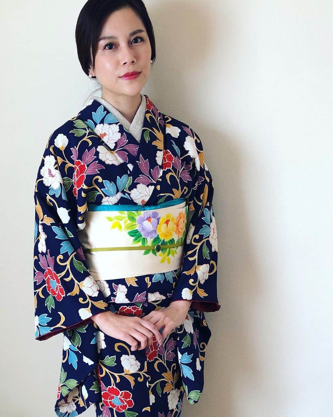 佐古真弓さんのインスタグラム写真 - (佐古真弓Instagram)「#2020年 #着物初め #着物 #kimono  新年明けましておめでとうございます。 私のInstagramを母方の親戚が多数見ており、 ｢また まゆちゃん酒の写真載せてんな...｣ と苦笑いされているようなので、 今年は酒量を控え、酒や肴の写真より美しい風景や癒される動物の写真を載せようと思いました！！ ...なるべく。 ...出来うる限り。 ... ... ...出っ来るかなっっっ？？？🤪🤪🤪」1月1日 22時30分 - _sacomayumi_