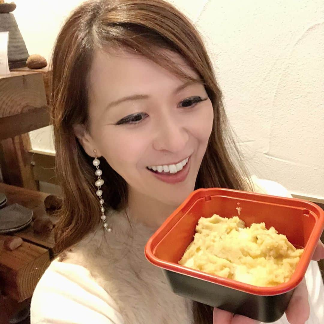 里井真由美さんのインスタグラム写真 - (里井真由美Instagram)「🌰🇯🇵 元日限定！「和栗や」の栗きんとん餅と、和栗モンブランシュー❤︎ ・ ・ 日暮里から歩いて5分ほど、谷中銀座(やなかぎんざ)にある 人気の和栗専門店「和栗や」さんへ🌰🇯🇵 ・ ・ 元日朝11時からあいていて、杵で餅つきを開催、特製の和栗きんとんと絡めて、限定販売されます。 ・ ・ 和栗シューは、渋皮煮の香りが濃厚でクリームはサラッと爽やか。生地のふわサク感がとてもおいしいです。 ・ ・ 年末に姉妹店「モンブランスタイル」でモンブラン食べ、栗談義が尽きず、結局 年始はこちらへやってきて栗三昧🌰😘❤️ ・ ・ 明日からは店内でモンブランも食べられまーす。 ・ ・ #和栗や #栗スイーツ#モンブラン#モンブラン巡り#和栗#和栗のモンブラン#栗#フランス栗#里井真由美#1級フードアナリスト里井真由美#さといいね#栗スイーツ#デパ地下#ホテルスイーツ#デパ地下スイーツ#ホテル#ありが糖運動#まゆログ#フードジャーナリスト里井真由美」1月1日 22時25分 - mayumi.satoi