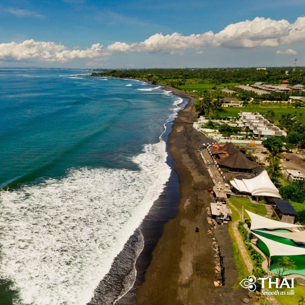 タイ航空さんのインスタグラム写真 - (タイ航空Instagram)「Keramas Beach in Bali is called a surfer's paradise because of its high waves. In addition, unique scenes occur when hundreds of ducks go hand in hand and the combination of their feathers' colors, namely orange, pink, purple, blue, creates a harmonious gradation.  #ThaiAirways #KeramasBeach #PantaiKeramas #Bali #Denpasar #Indonesia #FlyTHAItoBali #FlyTHAItoDenpasar #FlyTHAItoIndonesia #WonderfulIndonesia」1月1日 22時27分 - thaiairways