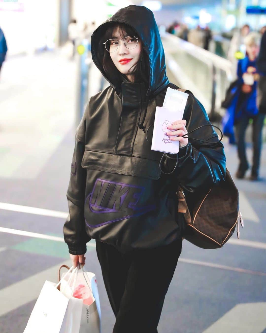 モモさんのインスタグラム写真 - (モモInstagram)「♡ [Fantaken] 200101 - Gimpo Airport back from Japan -  #MOMO #트와이스 #모모 #平井もも #もも #TWICE ©️peachangel」1月1日 22時28分 - momojype