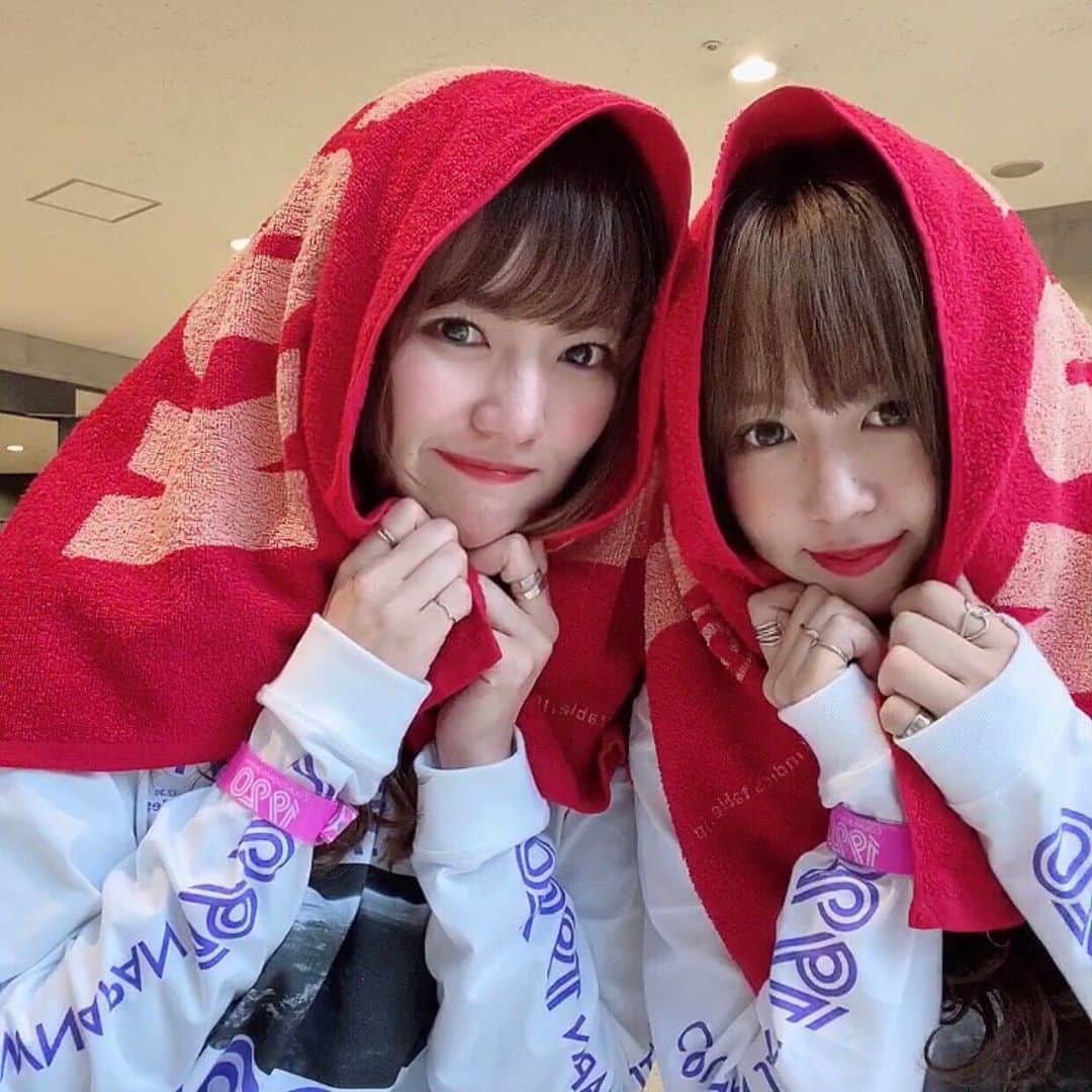 かほこ。さんのインスタグラム写真 - (かほこ。Instagram)「ㅤㅤㅤㅤㅤㅤㅤㅤㅤㅤㅤㅤㅤ ㅤㅤㅤㅤㅤㅤㅤㅤㅤㅤㅤㅤㅤ はるちゃんとのらびらびshot👩‍❤️‍💋‍👩🤳🏻 ㅤㅤㅤㅤㅤㅤㅤㅤㅤㅤㅤㅤㅤ 感想は後日ゆっくり書くわ たぶん長くなっちゃう想いが止まらん ㅤㅤㅤㅤㅤㅤㅤㅤㅤㅤㅤㅤㅤ ちなみにロンTはわたしがLサイズ はるちゃんがMサイズです！ ㅤㅤㅤㅤㅤㅤㅤㅤㅤㅤㅤㅤㅤ #cdj #cdj1920 #countdownjapan」1月1日 22時29分 - xxokohakxx