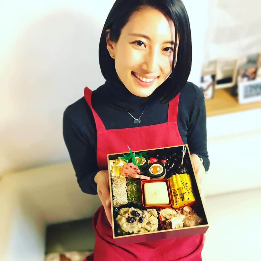 望月一花のインスタグラム：「明けましておめでとうございます🌅 ・ 今年は初めて❣️ 全部おせちを手作りしました😂🙌🙌🙌 ・ エプロンが捻れてるのは 「食べたいー」という小人さんが ひっぱったため（3枚目参照👼w ・ 大人も子どもも安心して食べられる美味しいおせちを家庭で作れるの、憧れてたので叶って嬉しいです🥰 ・ 今年は色々とやりたいこと どんどんやれる年になるといいなぁ🙌 優しさ包み込みを忘れずに… すこしずつ、離していきたい。 ・ 今年も宜しくお願い申し上げます🥰 みんなが思いやれる世の中で、 平和に幸せになりますように💖 ・ #2020」