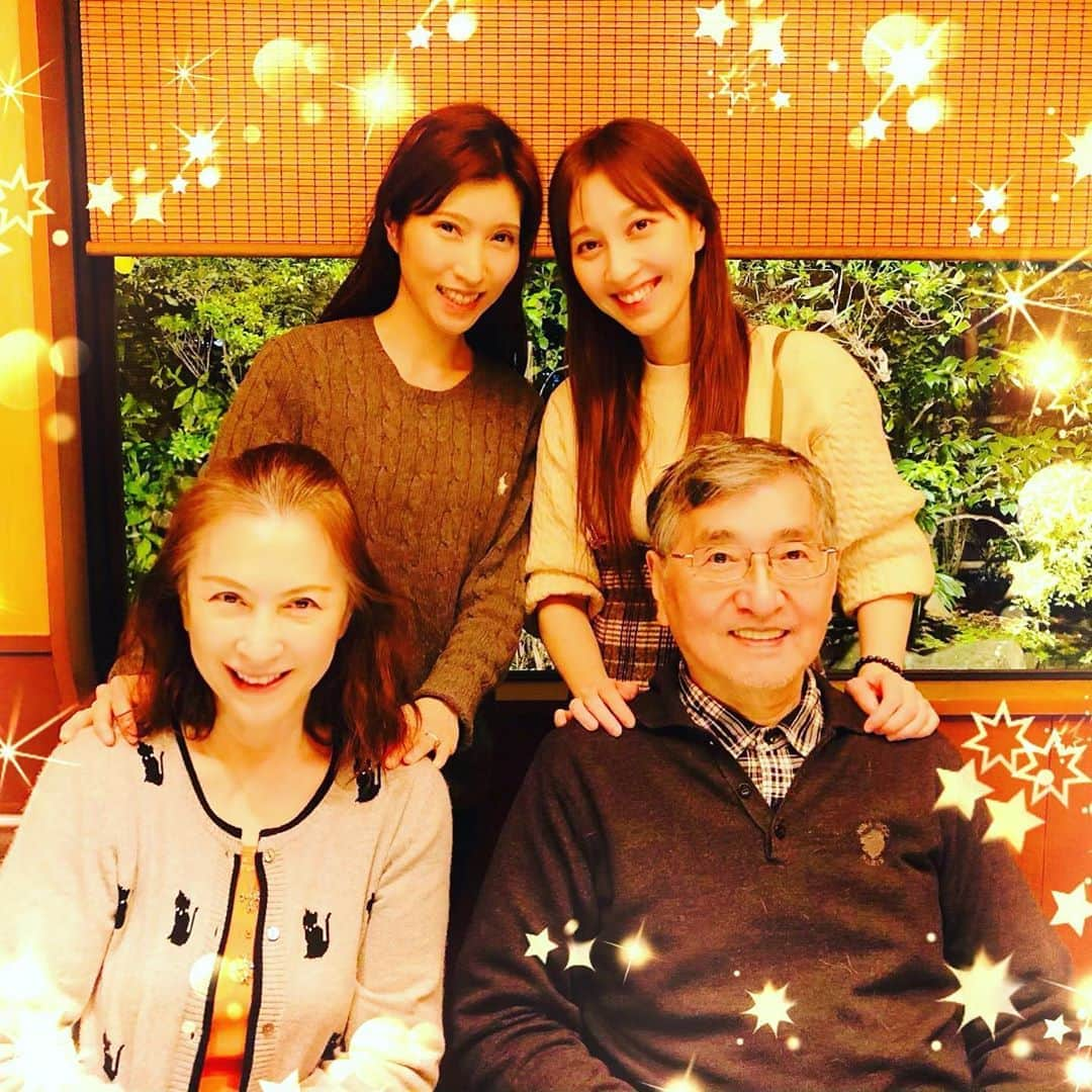 はいだしょうこさんのインスタグラム写真 - (はいだしょうこInstagram)「新年、 あけましておめでとうございます😊🎍🌅 昨年はありがとうございました😀✨ 今年も、私らしく、 マイペースに歩いて行きたいと思います😊✨ 皆さんに、素敵な事がたくさん訪れますように。。。😃 そして、一緒に笑顔で過ごせますように。。。😊💕 今年も、よろしくお願い致します🙇‍♀️✨ #令和2年 #あけました  #いつも、自分の告知が遅くなったり、後回しになってしまいますが🙄😅💦 #令和2年、はじめは、 3日放送の日本テレビ「わっ！ダマされた大賞！」からスタートです‼️😃✨ #今年も新しい事や、新しい出会いがありそう😊✨ #ワクワク😃✨ #写真は、 #はいだ家😊  #主人はお仕事の為、1日は私は 実家に😀 #父、母、姉と😊  #楽しく、仲良く、感謝して、 #今年も元気に過ごせますように。。。😊✨」1月1日 22時39分 - haida_shoko