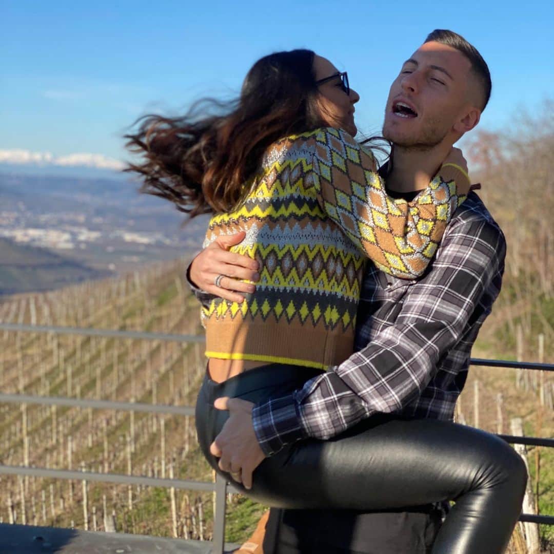 ルカ・マッローネのインスタグラム：「Come iniziare bene il nuovo anno...❤️ Buon 2020 a tutti!」