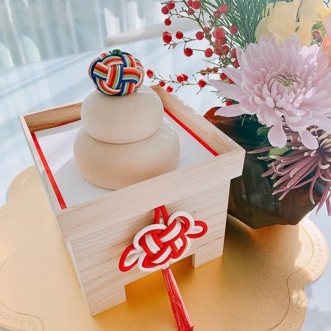 和泉佳子さんのインスタグラム写真 - (和泉佳子Instagram)「あけましておめでとうございます🎍⛩ . 皆様、お正月いかがおすごしでしょうか❓ 私は、自宅で穏やかなお正月を過ごしています😊 . そんな我が家の鏡餅は、永く毎年使えるようにサスティナブルな木製のものを選びました✨(写真4枚目) . 白木の素材感がホワイトで統一した我が家のインテリアにもマッチしてお気に入りです💕 . ところで、今日は、ポロちゃんもおせち料理を食べて一緒にお正月をお祝いしました🐩 . ポロちゃんのおせち料理は、キッチンドッグの「おせちデリ2020」🍱(写真2枚目) . 日頃は獣医の先生オススメのドッグフードしか食べていないので、大喜びでとっても美味しそうに食べていました🐩💕 . ポロが喜んでいる姿を見ると、私もとってもとっても嬉しい🥰 . 今年も親ばかな投稿を度々させていただく事と思いますが、皆様、本年も、我が家のポロちゃん共々、どうぞ宜しくお願い致します💗 . . . #和泉佳子 #25ans #ヴァンサンカン #エレブロガー  #お正月 #2020年 #元旦 #ポロちゃん #キッチンドッグ #おせち料理 #鏡餅 @poro_izumi」1月1日 22時36分 - yoshiko_izumi