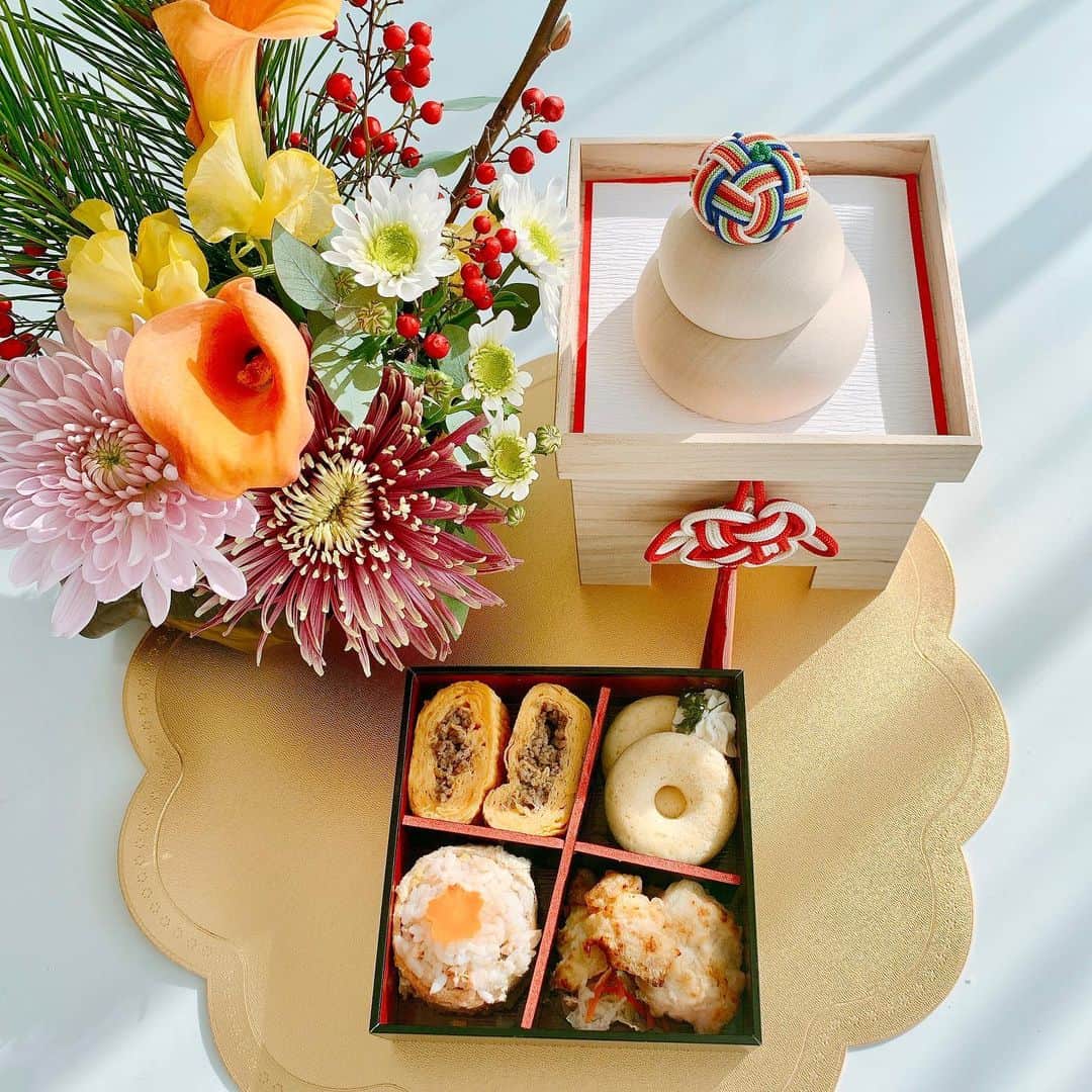 和泉佳子さんのインスタグラム写真 - (和泉佳子Instagram)「あけましておめでとうございます🎍⛩ . 皆様、お正月いかがおすごしでしょうか❓ 私は、自宅で穏やかなお正月を過ごしています😊 . そんな我が家の鏡餅は、永く毎年使えるようにサスティナブルな木製のものを選びました✨(写真4枚目) . 白木の素材感がホワイトで統一した我が家のインテリアにもマッチしてお気に入りです💕 . ところで、今日は、ポロちゃんもおせち料理を食べて一緒にお正月をお祝いしました🐩 . ポロちゃんのおせち料理は、キッチンドッグの「おせちデリ2020」🍱(写真2枚目) . 日頃は獣医の先生オススメのドッグフードしか食べていないので、大喜びでとっても美味しそうに食べていました🐩💕 . ポロが喜んでいる姿を見ると、私もとってもとっても嬉しい🥰 . 今年も親ばかな投稿を度々させていただく事と思いますが、皆様、本年も、我が家のポロちゃん共々、どうぞ宜しくお願い致します💗 . . . #和泉佳子 #25ans #ヴァンサンカン #エレブロガー  #お正月 #2020年 #元旦 #ポロちゃん #キッチンドッグ #おせち料理 #鏡餅 @poro_izumi」1月1日 22時36分 - yoshiko_izumi