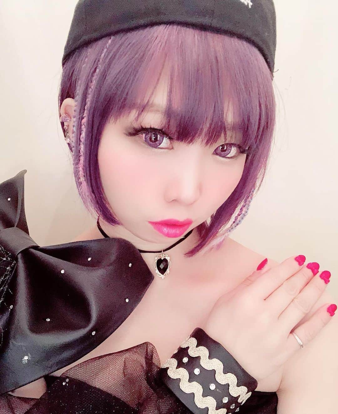 RINGOのインスタグラム：「🍎💜🎀 あけましておめでとうございます💖 2020年も #なんでき なんでもできる魔法となえてがんばりまーす✨✨ • 今年の抱負🎌 迷ったときはRINGO☆凛子にしかできひん方をえらぶ。 • 今年も #ムラサキ と #りぼん と #ハローキティ ちゃんさん を愛していこうとおもうので よろしくお願いします❤️ • #RINGO #凛子 #링고 #apple #🍎 • #謹賀新年 #子年 #あけましておめでとうございます #今年もよろしくお願いします」