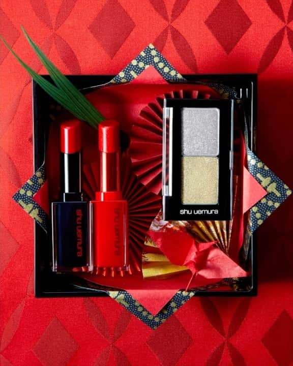 ミーシャ・ジャネットのインスタグラム：「Happy 2020!! 2019 was the 3rd year I had the privilege to release my creativity with @shuuemura 💛 in over 1,000 pictures and videos and 15 campaigns.. and have shot my first ever global print campaigns to be released this year!! But none of it could be possible without the support and integrity of all of the amazing creatives that I work with, you guys are incredible. I know that 2020 is just going to be another year for improvement, growth, and new ideas.  I am looking forward to seeing you all on and off set!  PS: One of my plans for 2020 is to post more behind the scenes of how we create our sets. So here are some of my favorite festive sets created for this season and some behind the scenes at the end :) Ph @lillyrie  Props @nazzzzna  Edits @celiamassimi  Support by @mina__machida @rikarin0526  Creative direction #mishajanette  #cosmeticstilllife #cosmeticstyling #shuuemura #creativedirection #シュウウエムラ #propstyling #クリエイティブディレクション  #makeupstylist #jbeauty」