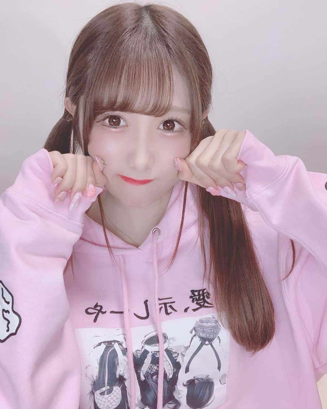 田口未彩のインスタグラム：「🎀 . . 愛、示しーや🐇 . ヘラヘラ三銃士のグッズパーカーだよ❤︎ . . . #ヘラヘラ三銃士　#パーカー　#パーカー女子　#ツインテール　#ヘアアレンジ　#ストレートツインテール　#ストレートツイン　#量産型女子　#量産型　#ピンクパーカー　#メイク　#量産型ネイル　#シェリーメイネイル」