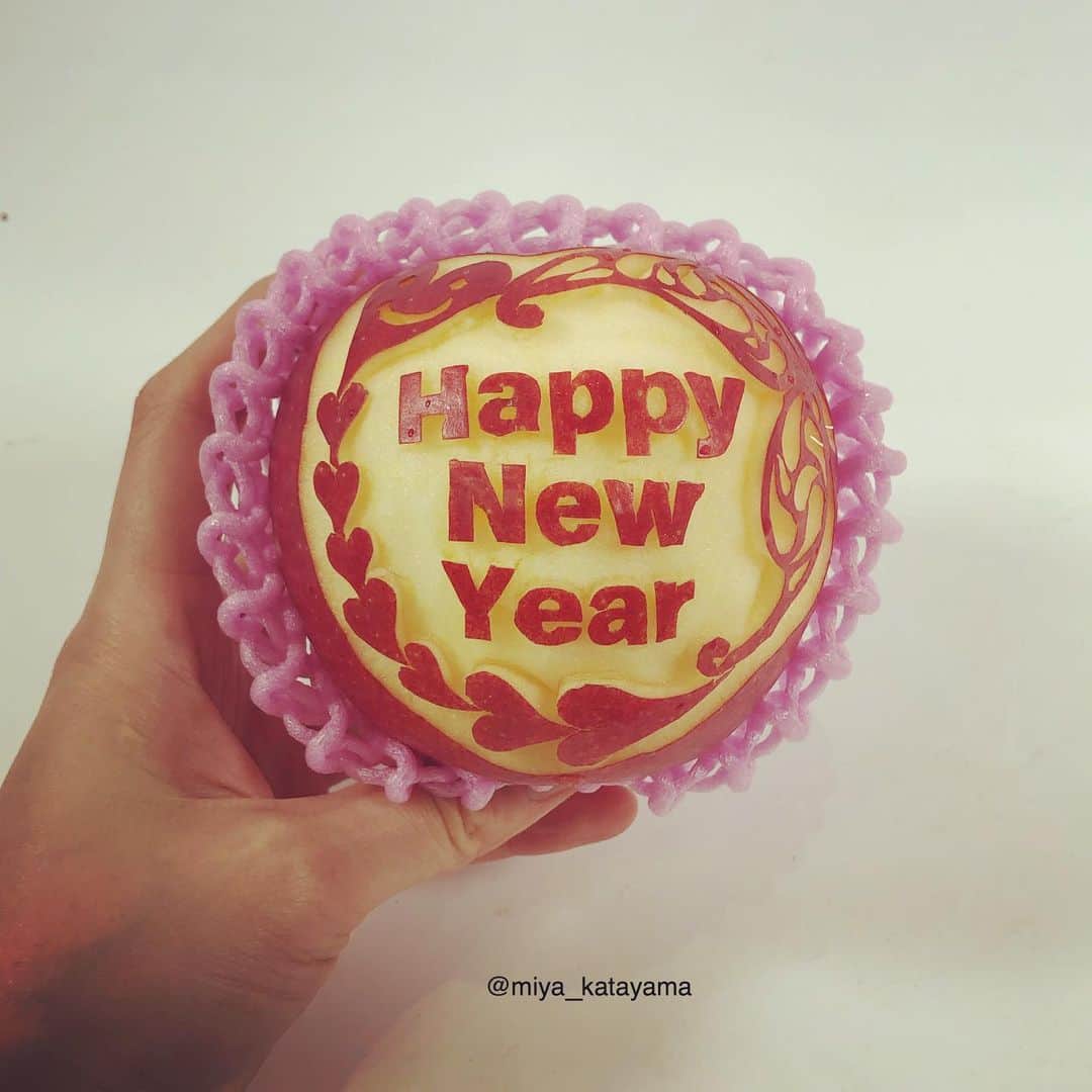 片山美耶さんのインスタグラム写真 - (片山美耶Instagram)「. Happy New Year 2020 本年もどうぞよろしくお願いします。 . If you have any request, pls write it my YouTube com . . 🍎🍎❣️🍎🍎🍎❣️🍎🍎🍎🍎🍎🍎 . #2020 #happynewyear #謹賀新年　 . 🍎🍎🍎🍎🍎🍎🍎🍎🍎🍎🍎🍎🍎 . . . . ————————————————————————- #applecarving#handmade#手芸 #職人技 #りんごアート #りんごカービング #fruitscarving #フルーツカービング #artperformance #カービング教室#オンラインカービング教室 #ハンドメイド好きさんと繋がりたい #アート #野菜彫刻家#野菜彫刻 #carvingartist#relaxvideos#relax#satisfying#relaxing#asmrapple#asmr」1月1日 22時50分 - miya_katayama