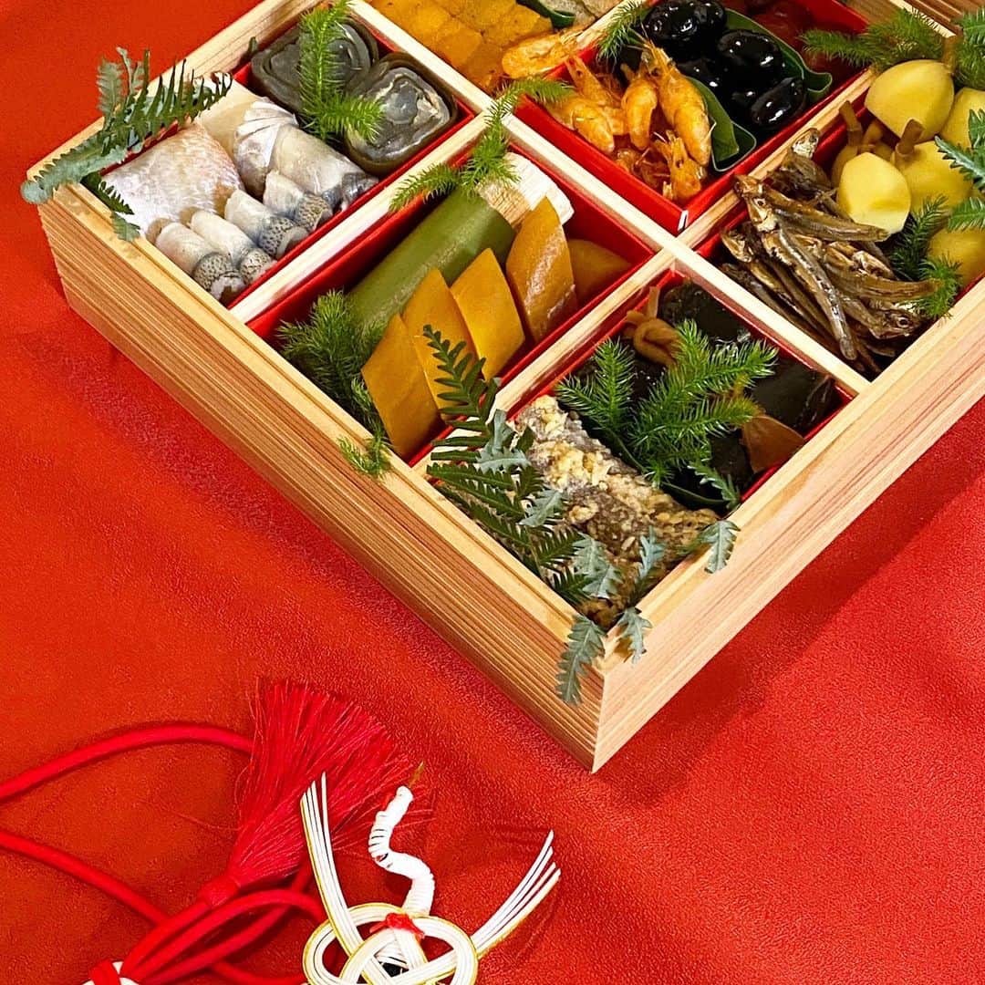 のインスタグラム：「あけましておめでとうございます もけもけの部屋着起き抜けで食べるには仕事が極まりすぎていたくろぎのおせち…ありがてえ…  今年の目標は 2日連続同じ服を着ない です」