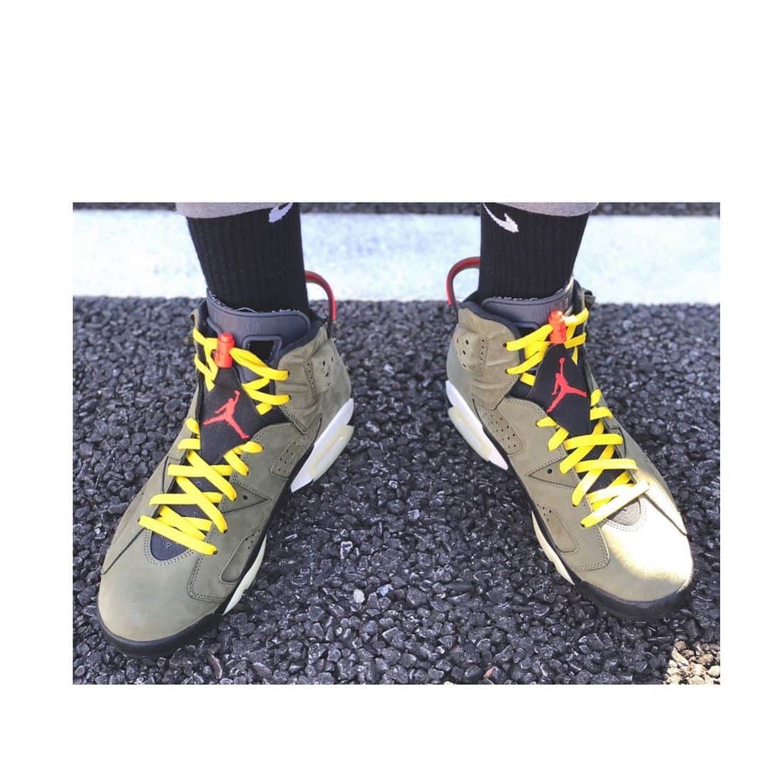 ベンドラメ礼生のインスタグラム：「2020.01.01 . . さぁ、2020年！！！ . . #airjordan6 #travisscott  #travisscottaj6  #🌵#🧩🧩🧩 #あけおめkicks」