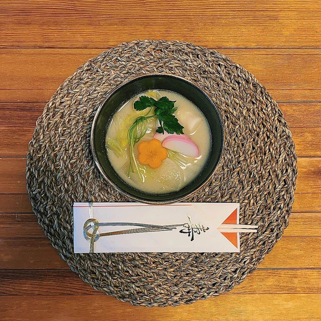 前山奈津巴さんのインスタグラム写真 - (前山奈津巴Instagram)「. . 明けましておめでとうございます。 今年の元旦もお雑煮から始まった1日でした🥢 . テレビが面白くて 引きこもりです。。最高。。。☺️ . #お正月 #お雑煮 #なつ飯」1月1日 22時53分 - natsuha_maeyama