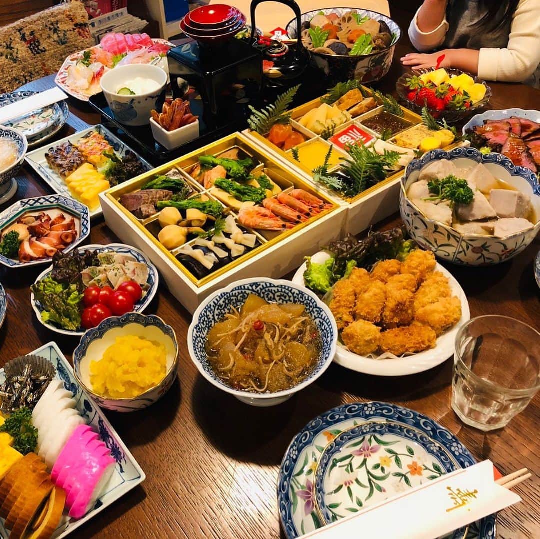 宮本美季のインスタグラム：「明けましておめでとうございます㊗️🎍2020年もどうぞ宜しくお願い致します😆 今年は簡単にしようね、と言ってた新年会、結局みんながそれぞれ持ち寄ってこんな事にw 姪っ子や従姉妹の子供にお年玉も渡せたし、明日は初詣行くぜーい！  #2020年 #新年会 #お正月」