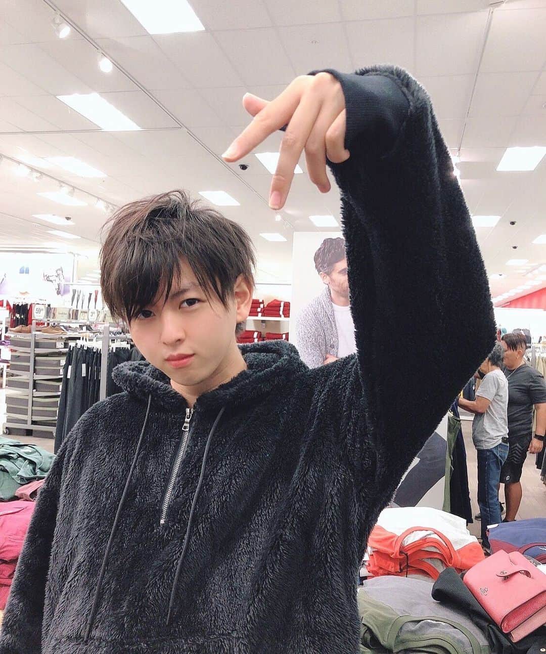 HIROKIのインスタグラム：「あけおめでぇーす . 2020年もしくよろでぇーす . まじ卍 . . #EXIT #ひろちー でぇーす #ポンポンポーン  #2020年はこーゆーキャラでいきます(嘘) #なんつって  #お後がherewego🤙  #qyoto #violin #hiroki」