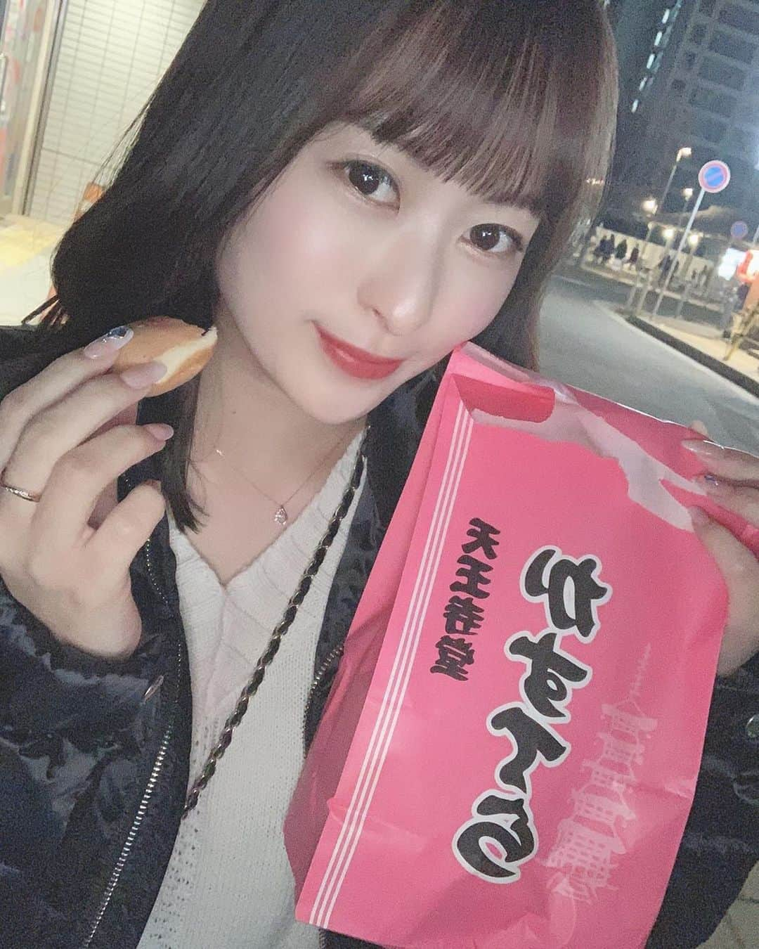 三浦亜莉沙さんのインスタグラム写真 - (三浦亜莉沙Instagram)「﻿ ▷▷ 𝐟𝐚𝐯𝐨𝐫𝐢𝐭𝐞﻿ ﻿ 屋台行くと﻿ ベビーカステラは絶対買う😋✨﻿ ﻿ できたてが大好き♡♡♡﻿ ﻿ ﻿ #2020 ﻿ #新年　﻿ #元旦﻿ #お正月﻿ #初詣　﻿ #屋台﻿ #ベビーカステラ﻿」1月1日 22時58分 - arisa_0720