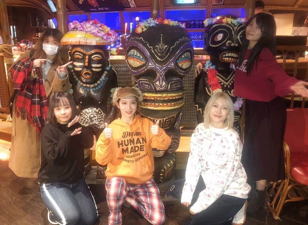 ヒラノノゾミのインスタグラム：「ライブ翌日の打ち上げの時の写真も、こっちにも載せちゃお。  フラダンスのお姉さん達が踊ってくれるカフェでした。 素晴らしいスタイルだった🌺  フラダンス、やってみたいな。」