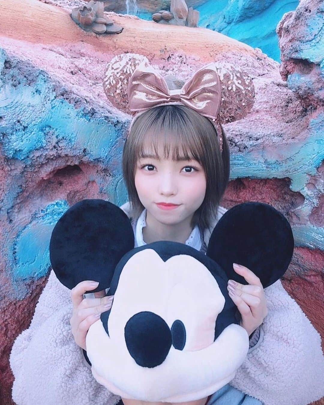 高橋彩音さんのインスタグラム写真 - (高橋彩音Instagram)「あけましておめでとうございます🐭✨✨✨✨✨✨✨ 今年もよろしくお願いします！ . 元旦は家族でディズニーにいきました〜ねずみ年〜🐭✨ 下のミッキーは弟です\( ¨̮ )/ #あけましておめでとうございます  #disneysea  #2020」1月1日 23時00分 - aayyaannee811