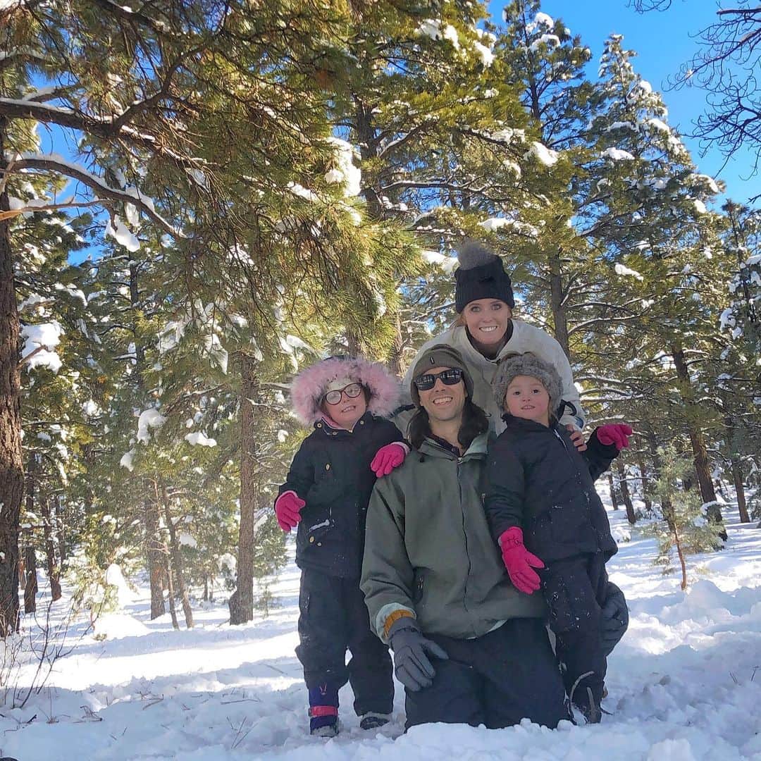のインスタグラム：「I left for Japan 10 years ago. In those 10 years I got married to @hillarybarnette, Lolo and Madelyn joined the ranks, and together we chased dreams and lived a decade full of love and inspiration. These last ten years were wild, a true gift of life. I’d do it all over again without blinking or changing a thing. We are who were with. I can’t imagine these last ten, nor the rest of the however many are left with anyone but my gang of Barnette girls.  Happy New Year Happy New Decade Happy Everything 2020.  To steal a saying from a buddy... May peace be the journey」