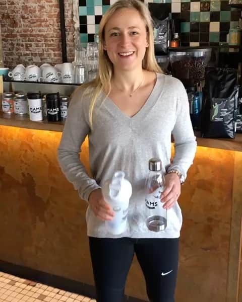 セレーナ・ピークのインスタグラム：「Happy new year!🎆🥂 Samen met MAMS coffee & more begin ik het jaar goed en mag ik jullie blij maken met een Shake beker en/of een toffe waterfles. Laat weten waarom jij deze graag zou willen winnen en vergeet niet @mams_coffee te liken.... De leukste, tofste of origineelste comment krijgt er eentje opgestuurd. Mee doen kan tot en met 10 januari. Succes!!」